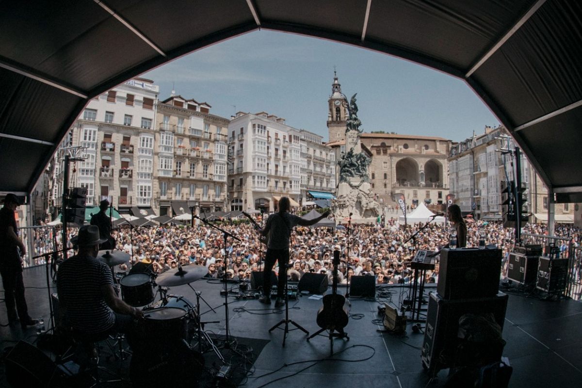 La Plaza de la Virgen Blanca, donde el festival se funde con la ciudad.